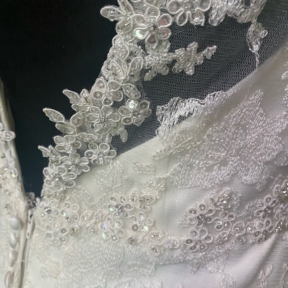 Ivory wedding gown. One of a Kind!! - Picture 5 of 7